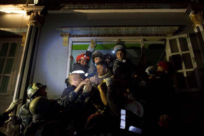 Rishi Khanal, 28 tuổi, được nhóm tìm kiếm và cứu hộ cứu sống hôm qua. Lực lượng cảnh sát có vũ trang và đội cứu hộ Pháp đưa Khanal ra khỏi tòa nhà đổ sập bằng cáng.