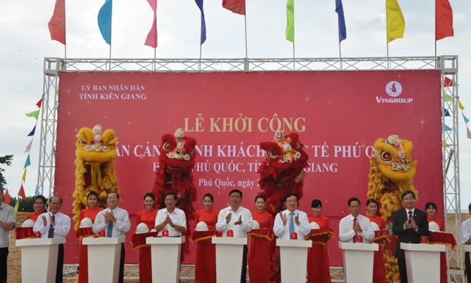 Các quan chức chính thức động thổ khởi công dự án