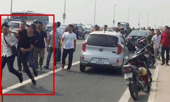 PV Quang Thế (Báo Tuổi trẻ - áo trắng) bị đánh khi tác nghiệp. Ảnh: M.CHIẾN