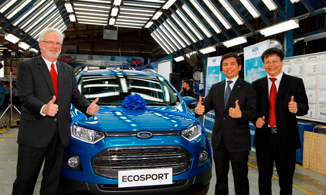 David B. Shear (trái), Đại sứ Hoa Kỳ tại Việt Nam tới dự lễ xuất xưởng Ford EcoSport.