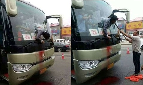 Nam hành khách mắc kẹt giữa lớp kính chắn gió.