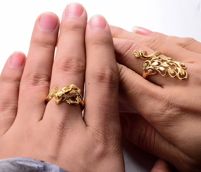 Những trang sức hình rồng, công, phượng...đang được người trẻ Trung Quốc ưa chuộng. (Ảnh: imall)