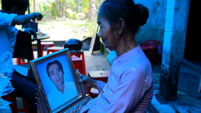 Người nhà đau khổ trước cái chết của anh Tâm.