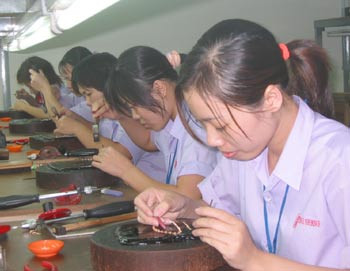 Lao động VN làm việc tại một công ty chế tác ở Malaysia