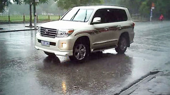 Chiếc xe sang Cruiser GX.R V8 mang biển công vụ giả được Trưởng BQL Khu kinh tế tỉnh Hà Tĩnh sử dụng trong một thời gian dài, nay phải trả lại để hoàn thiện hồ sơ 