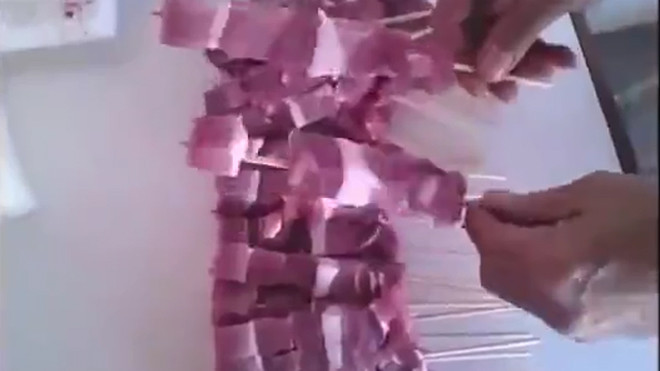 Cách xiên thịt hàng loạt cực nhanh, đều