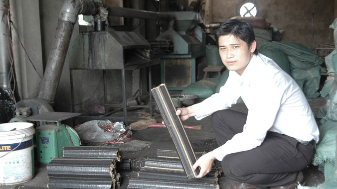 Lê Trường An tại xưởng sản xuất củi trấu sinh học