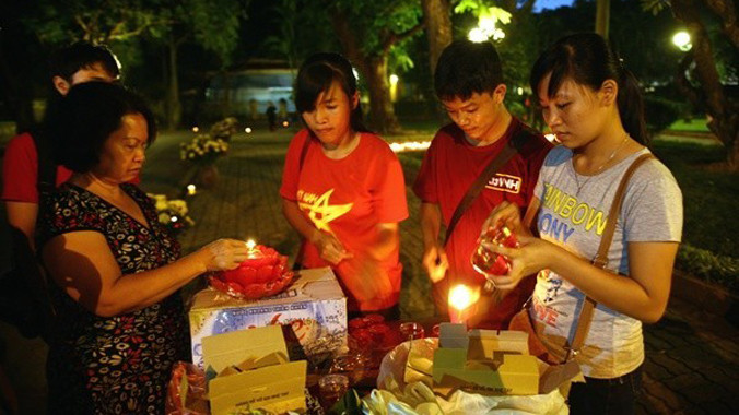 Các bạn trẻ thắp nến tưởng nhớ Đại tướng Võ Nguyên Giáp