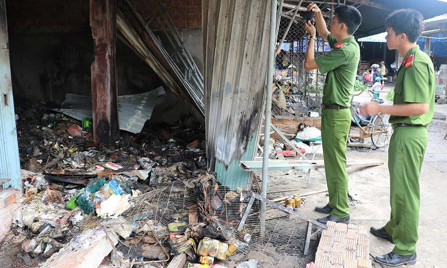 Lực lượng chức năng đang khám nghiệm hiện trường vụ cháy.