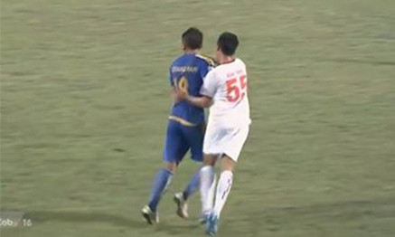 Tình huống Văn Thiết (55) vung tay đặt vào mặt Quang Nam (18). Ảnh: Chụp màn hình.