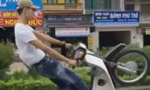 Hiếu bốc đầu xe máy. Ảnh cắt từ clip.
