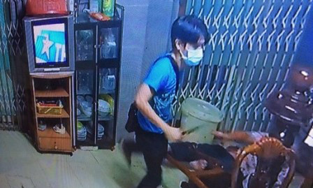 Hình ảnh đối tượng do camera quay lại. Ảnh do cơ quan công an cung cấp.