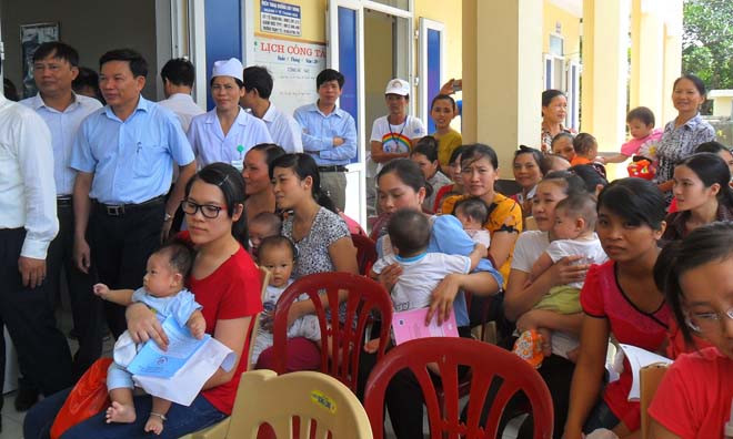 Rất đông các mẹ đưa con đi tiêm chủng.