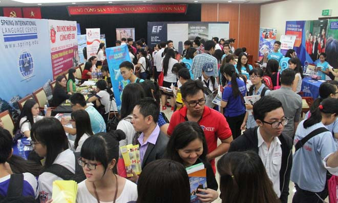 Học sinh tham dự ngày hội giáo dục quốc tế 2016.