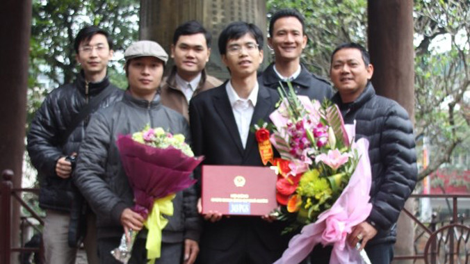 Rất nhiều đồng nghiệp, bạn bè đã đến chia vui cùng tân phó giáo sư trẻ nhất năm 2014. (Ảnh: Nhân vật cung cấp)