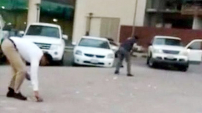 Các tài xế thi nhau nhặt tiền trên đường.