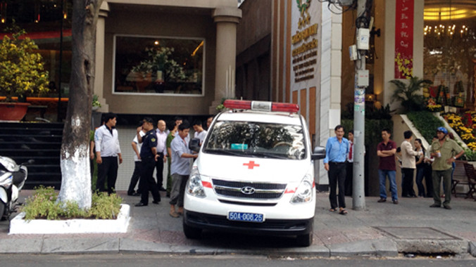 Thi thể người đàn ông nước ngoài được đưa đi khỏi hiện trường. Ảnh: An Nhơn.