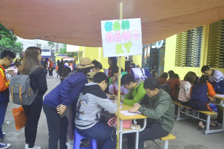 Các bạn sinh viên đến sớm để hiến máu. 