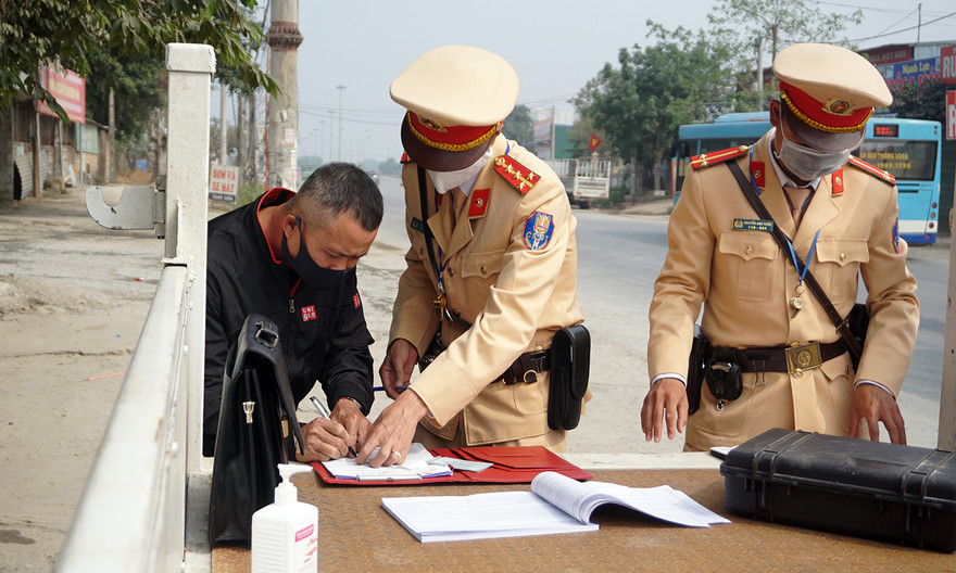 CSGT xử lý trường hợp vi phạm nồng độ cồn. Ảnh: Thanh Hà