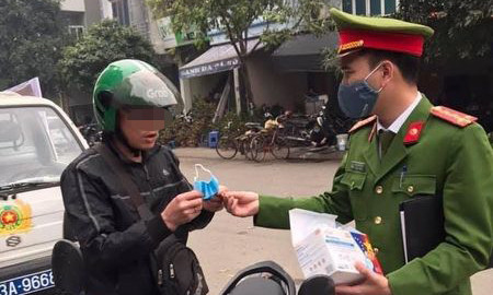Phát khẩu trang cho người dân. Ảnh Công an cung cấp.
