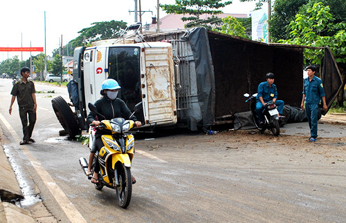 Chỉ xe máy lưu thông được vì xe tải lật chắn ngang đường. Ảnh: Xuân Mai