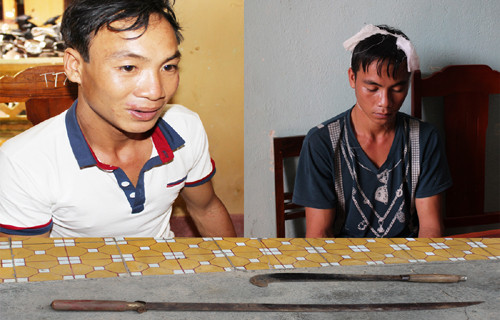 Dương Văn Thịnh (trái) và Dương Văn Xuân cùng hung khí gây án. Ảnh: T.Thanh.