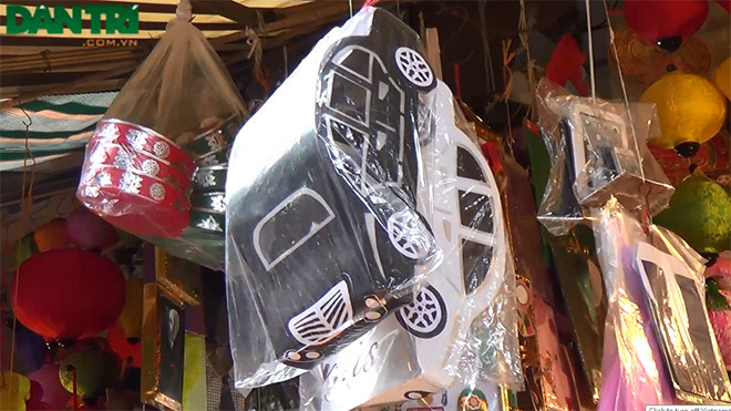 “Siêu xe” đỗ chật phố Hàng Mã mùa Vu Lan