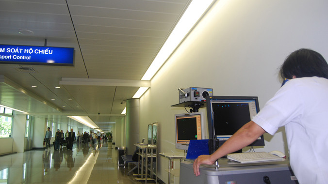 Đo thân nhiệt tại cửa khẩu sân bay quốc tế Tân Sơn Nhất. ảnh: L.N 