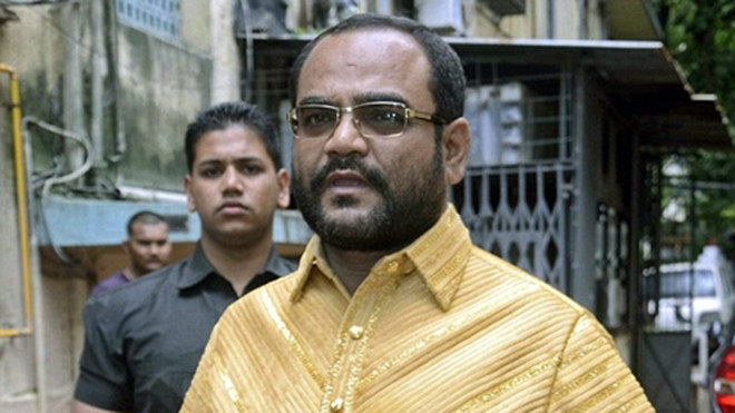 Pankaj Parakh sẽ mặc chiếc áo này đi khắp thị trấn Yeola. Ảnh: EPA