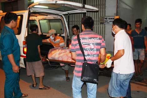 Đưa thi thể nạn nhân khỏi hiện trường