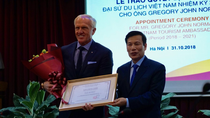 Bộ trưởng VHTTDL trao quyết định bổ nhiệm Đại sứ du lịch VN cho ông Grag Norman. Ảnh: Nguyên Khánh