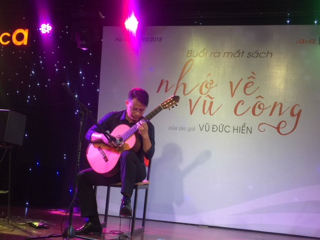 Nghệ sĩ Vũ Đức Hiển biểu diễn tác phẩm chuyển soạn guitar trong tối ra mắt sách