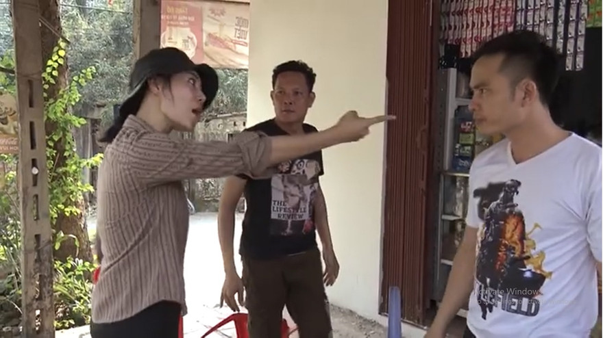 Lan nổi khùng chỉ mặt hai gã trai: "Cave có tư cách của cave"