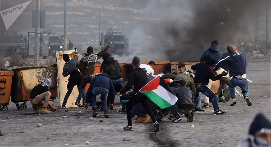 Những người Palestine tham gia biểu tình bạo lực phản đối quyết định của Tổng thống Donald Trump. Ảnh: Sputnik