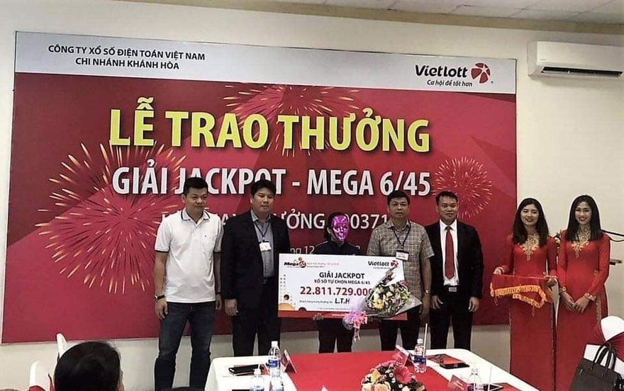  Bà L.T.H nhận giải Jackpot 22,8 tỷ đồng. Ảnh: Vietlott