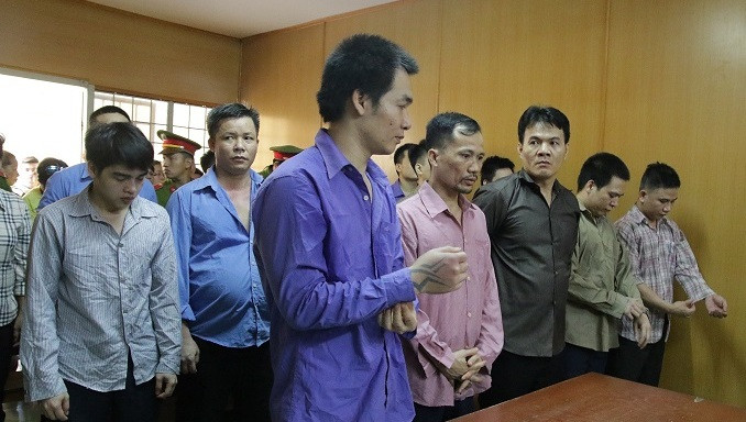 Nhóm giang hồ chuyên ‘ăn trên thân xác người chuyển giới’ tại tòa. Ảnh: Tân Châu