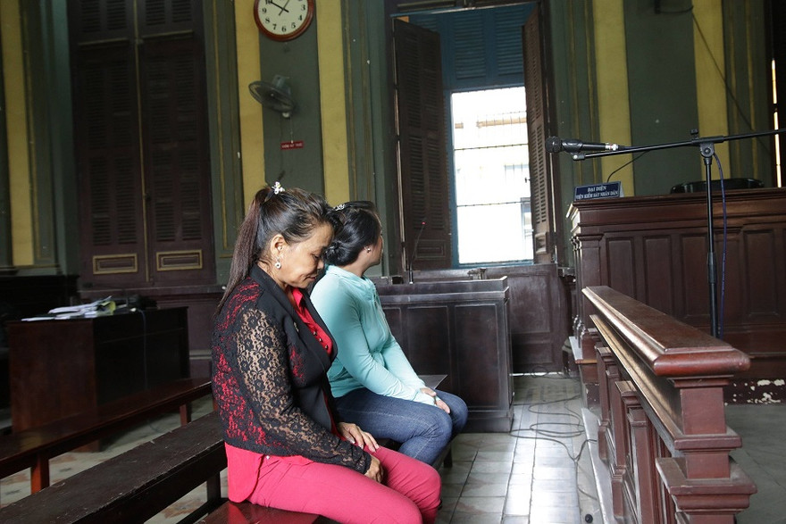 Nguyễn Thanh Nhàn (áo xanh) - chủ mưu vụ án tại phiên tòa. Ảnh: Tân Châu