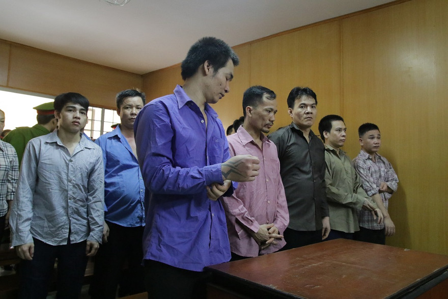 Nhóm giang hồ chuyên ‘ăn trên thân xác người chuyển giới’ tại tòa. Ảnh: Tân Châu ​