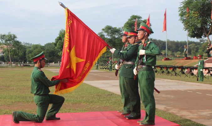 Chiến sĩ mới tuyên thệ dưới Quân kỳ Quyết thắng.