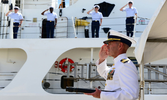 Đại úy Ted St. Pierre, sĩ quan chỉ huy của cựu Tàu Tuần duyên Morgenthau, chào trong lễ bàn giao tại Căn cứ Tuần duyên Honolulu hôm 25/5/2017.