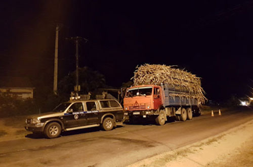 Lực lượng thanh tra chặn xe chở mía quá tải. Ảnh: Thanh tra giao thông cung cấp. 