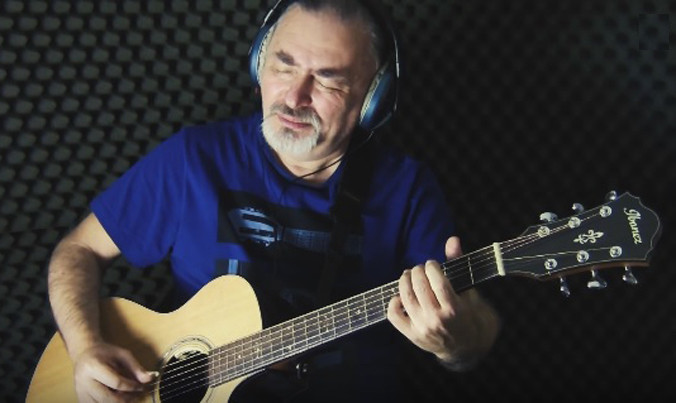 Nghệ sĩ guitar Igor Vitalyevich Presnyakov cover Nơi này có anh. Ảnh: cắt từ clip.