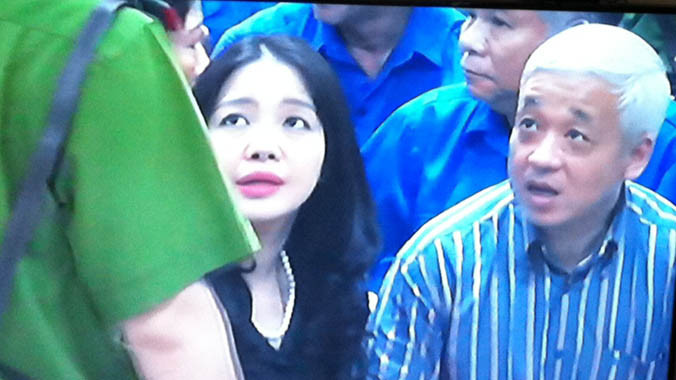 Phút gần gũi hiếm hoi của vợ chồng “bầu” Kiên tại phiên tòa hôm qua. Ảnh: Bảo Thắng