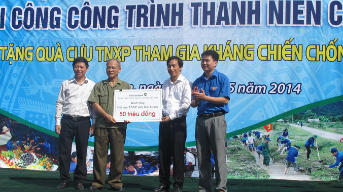  Ông Nguyễn Bá Minh (áo trắng, bìa phải), Giám đốc Vietcombank Bắc Giang cùng đại diện Tỉnh Đoàn Bắc Giang, báo Tiền Phong trao tặng số tiền 50 triệu đồng cho đại diện Hội Cựu TNXP tỉnh