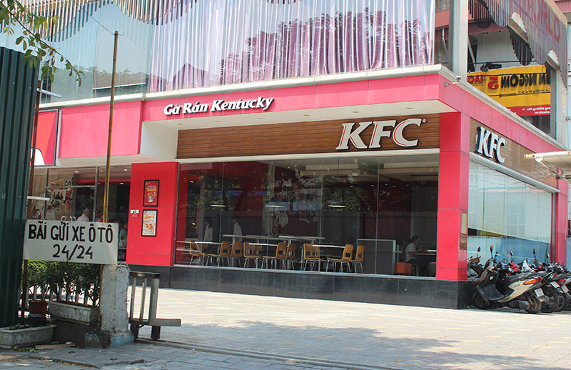 Hàng quán vẫn mở cửa đón khách sau lệnh cưỡng chế mương Nghĩa Đô 