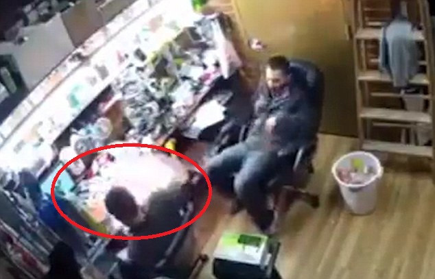 Điện thoại phát nổ thành quả cầu lửa trên tay người đàn ông.