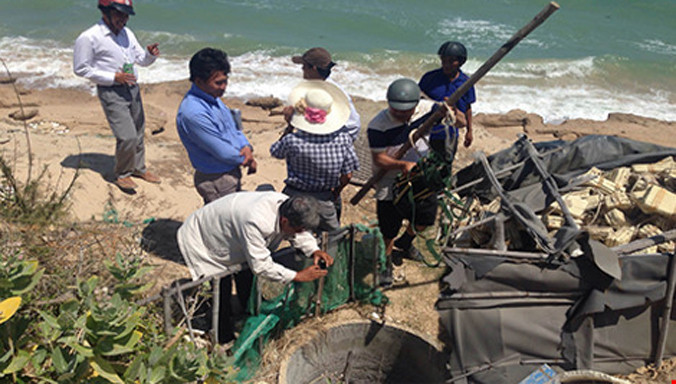 Đoàn thực địa đang ghi nhận tại giếng nước thứ ba. Ảnh: A.Nhiên.