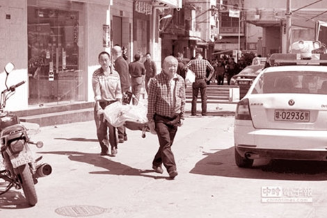 Đưa các nạn nhân đi cấp cứu sau vụ thảm sát.