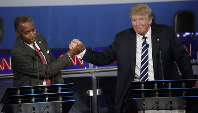 Ông Ben Carson (trái) đã quyết định đứng về phía Donald Trump. Ảnh: NY Times.