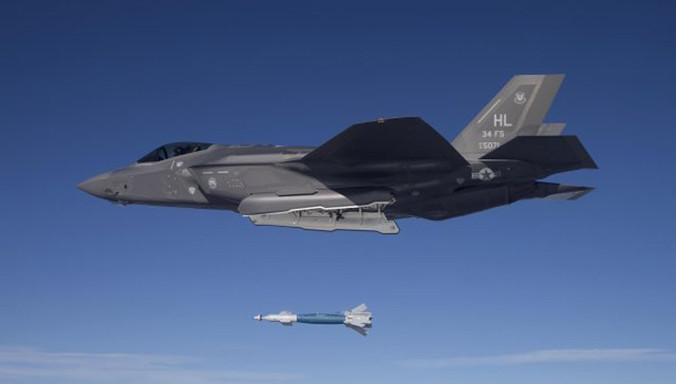 Airrecognition đưa tin, mới đây phi hành đoàn từ Không đoàn tiêm kích 388 và 419 lần đầu tiên ném thử thành công bom laser GBU-12A từ tiêm kích tàng hình F-35A tại thao trường thử nghiệm Utah.